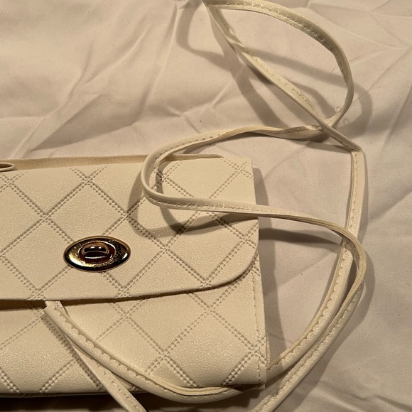 NWT Classy Gold and White Fashion Purse and Elegant Gold and White Earrings Set - Picture 9 of 16